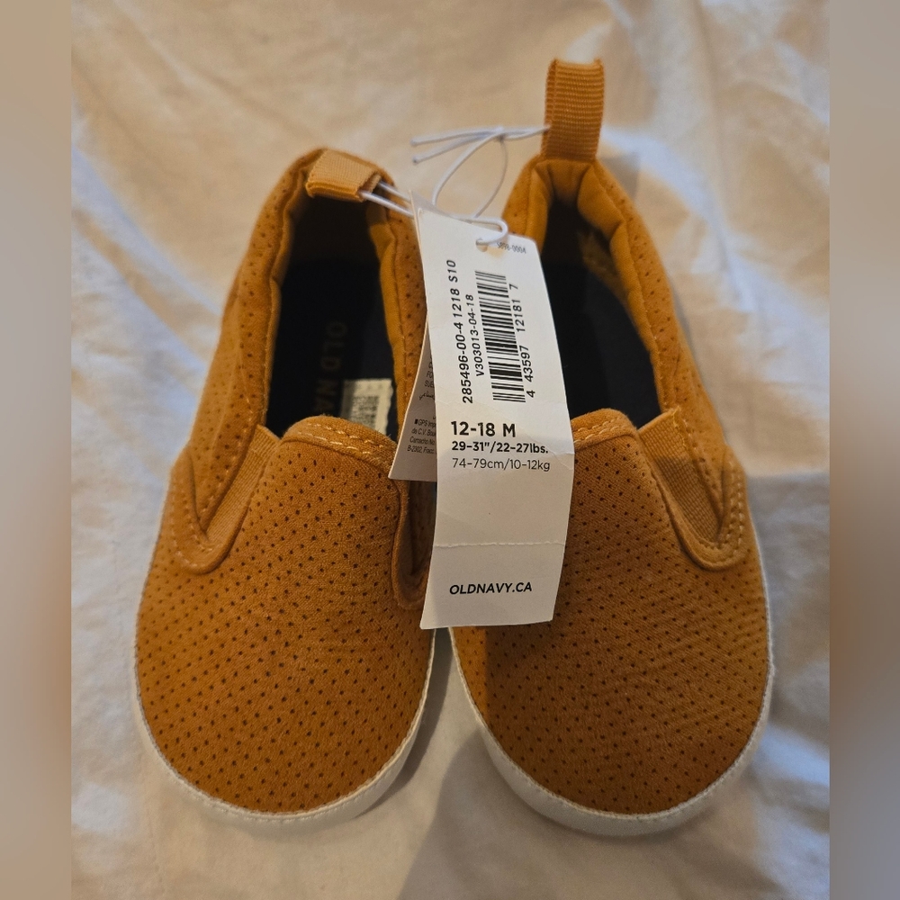 NEW Old Navy Baby Shoes; 12-18m; Soft, Gripper Soles for new Walkers; Unisex